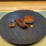 中国菜 漢 - ▪️平田牧場の金華豚チャーシューと煮豆
                                中国の黒糖やシナモンで味付けした大豆の煮豆。金華豚の皮はパリッと香ばしく、甘く味付けされている。マスタードかわピリッと効いて美味しい！