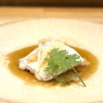 中国菜 漢 - ◾️太刀魚の蒸し物
      広東料理の代表的な調理方法で短時間強火で生姜と一緒に蒸し揚げ、長ネギの千切りと熱々のピーナッツ油で香り付け。ナンプラー、香味野菜の醤油ダレで。