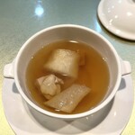 中国菜 漢 - ◾️蒸しスープ
      ショントンという熟成した金華ハムて一番出しを10時間かけてとったスープ。鶏、乾燥した魚の浮袋と干し貝柱、広東省の野生の衣笠茸、乾燥の長芋が入っている。繊細で美味しい。