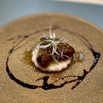 中国菜 漢 - ◾️フォアグラのチャーシュー
      味付けの甘いシロップは、麦芽とバラの焼酎、レモンで風味付け。自家製蒸しパン。
      上には長ネギ、周りローチンス（モロコシで作られた黒酢ソース）。