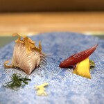 中国菜 漢 - ◾️カンパチの刺身、ミョウガとサラダカボチャ
                                広東風にカンパチの刺身。茗荷はピクルスでハイビスカスの花で香り付け。コリンキーというサラダカボチャは、甘酢でピクルスに。