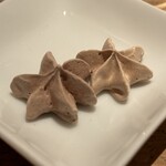 喫茶キナザッカ - ドリンクに付くメレンゲのお菓子。