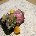 六雁 - 肉料理 石垣牛の炭火焼 茄子のオランダ煮 カイワレ大根 茗荷 (2013/08)