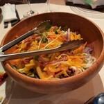 ピレネー - メインと一緒に供されるサラダ