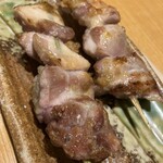 四ッ谷 今井屋本店 - 焼鳥５本お任せです　まずはももから（１人１本です）　なるほど　これが比内地鶏かという歯応えと旨味の濃さでした