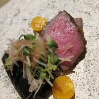 六雁 - 肉料理 石垣牛の炭火焼 茄子のオランダ煮 カイワレ大根 茗荷 (2013/08)