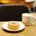 スターバックスコーヒー - スターバックスラテ (￥413)、シュガードーナツ (￥255)