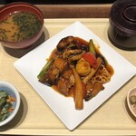 和食飛賀屋 - 料理写真:若鶏と根菜の黒酢炒め定食