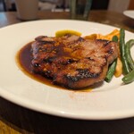 アイビアー ル サン パーム - 名水もち豚のロースト グレイビージンジャーソース。厚みも凄く、食べ応えも抜群。