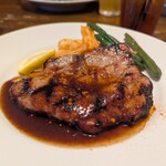 アイビアー ル サン パーム - 名水もち豚のロースト グレイビージンジャーソース。200g弱はありそうなポークソテー。