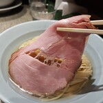 麺庵 いぶし - 巨大なチャーシュー