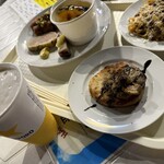 オステリア エスト エスト エスト. - 北海道秋まるごと盛り合わせ
白老牛のミートソース、留萌小麦の麦ルルロッソのタリアテッレ
知床鶏のガランティーナ、とかちマッシュのペースト、トリュフ風味