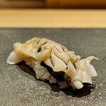 龍寿し - ニシバイ貝(佐渡)シャリとの間には胡瓜の佃煮入り！西ばい貝のコリコリ食感と胡瓜のポリポリ食感、合わせた風味も楽しめる一品。今日のマイベストです❤️
