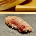龍寿し - アラ（糸魚川）幻の高級魚とも呼ばれるアラ。クエとは別の魚ですとご説明いただきます。締まった身と上品な白身の旨み。