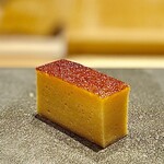 龍寿し - 南蛮海老の身だけでなく、殻も粉末にして入れて焼いたカステラタイプの玉子焼き。なるほど、海老がフワリと香ります。これは上質♡