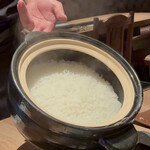 上等焼肉 ひらく - 蓋を開けた瞬間の香りに驚いた。土鍋ご飯