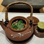 龍寿し - 中には真鯛(淡路島)・油揚げ(長岡)・海老(味噌入り)豆腐・三つ葉・菌床黒舞茸入り。