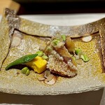 龍寿し - 甘鯛（能生）唐揚げ 枝豆ソース。鱗パリッと揚がった甘鯛は身はフワリと上品な甘さで、地元で採れた枝豆のソース使いが抜群にマッチ。添えられたコリンキーの食感も素敵です。