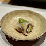 龍寿し - マグロの生ハムの生春巻き。インドマグロ赤身の生ハムを胡瓜やクリームチーズと巻き、かぐら南蛮。ピリ辛が良いアクセント！