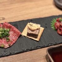 上等焼肉 ひらく - 左から、肉刺し　コンビーフ　ユッケ