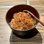 焼肉 ジャンボ - 香ばしいフライドオニオンを振りかけて