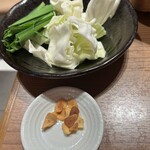 博多もつ鍋 前田屋 - 追加の野菜とにんにくチップ