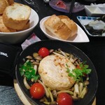 ポチの家 - 丸ごとカマンベールアヒージョ￥1200 ・バケット