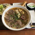 チェ レストラン - 特別ブンボーフエはダックの血と豚足入り。
骨の髄までシャブり尽くせる豚足がウマかった！
