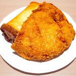 鳥千 - 料理写真:フライドチキン（骨付き）（手前）