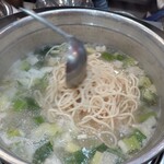 진옥화 할매 원조 닭한마리 - 店員さんがスープ足してくれた