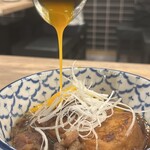 大衆酒場 ひとめぼれ - 肉豆腐には卵黄をかけて