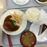 群馬大学生活共同組合 桐生キャンパス 食堂 - チーズインハンバーグとケーキ。