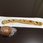 粉とクリーム - 自宅にて。本日のポンイツ。  惣菜パンはカレーかソーセージに限る。しかし、長さおよそ40cmのポンイツ・・・長ええええええええ！  