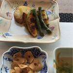 Furenchi Teppan Seikouan - 焼き野菜とニンニクチップ