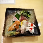 寿し きぬがさ - カンパチ、鰹、鯛、鱧、シャコ、栄螺、赤貝の盛り合わせでした(o^^o)