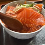 早戸川国際マス釣場 - マス親子丼 たまごの層