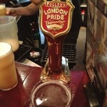 フットニック - 海外の友達40人ぐらいで大宴会。ひたすらLondon Pride。美味しいっ！サッカーも見れるし、飲みのペースも自由だし、Pubって便利。