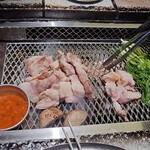 山清炭火ガーデン - 店員さんが焼いてくれます