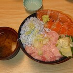呑み処 ふじ - 料理写真:サーモンネギトロ丼1100円+しらす30グラムトッピング