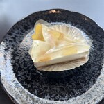 カカ チーズケーキ ストア - 桃のゼリーが乗ってる季節のレアチーズ