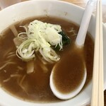 町中華  然  ～いつかは僕の夢～ - 中華そば、チャーシュー沈んでる