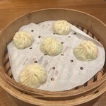 鼎泰豊 - うっすらピンクとグリーンのエビ糸瓜小籠包も美味！