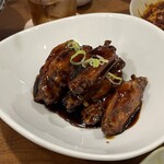 小さな厨房 焼き小籠包 生煎包 慕蘭 - 手羽先の醤油煮