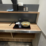 名代 箱根そば - 立ち席のこの三段棚。下段の懐も深く鞄置きやすい。そして、上段の箸や七味なども食べるのに邪魔にならい絶妙の高さで使い勝手抜群！