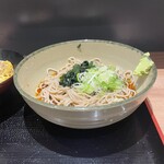 名代 箱根そば - 蕎麦は大きな丼にぶっかけスタイル。豪快なワサビ！