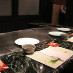 おかの - 食事前の鉄板とテーブル