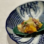 龍寿し - 芋・タコ・南京（いもたこなんきん）スプーンの上にはさつまいも・水タコ・南瓜のペースト、スライスオニオン。玉ねぎのドレッシングと胡桃。贅沢に一口でいただきます。