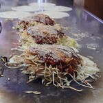 元祖八昌 - さらに出汁粉を降って味を整えます。