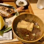 魚と魚 - (長崎)かさごの炭火焼定食 の、味噌汁・漬物