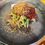 山清炭火ガーデン - この冷麺ヤバイ。今まで食べてきた中で上位かも